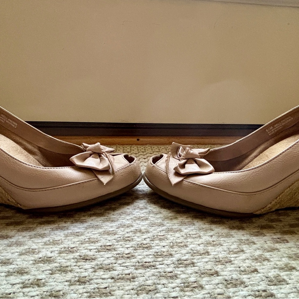 Women's Nude Peep-Toe Wedge Pumps with Bow Accent